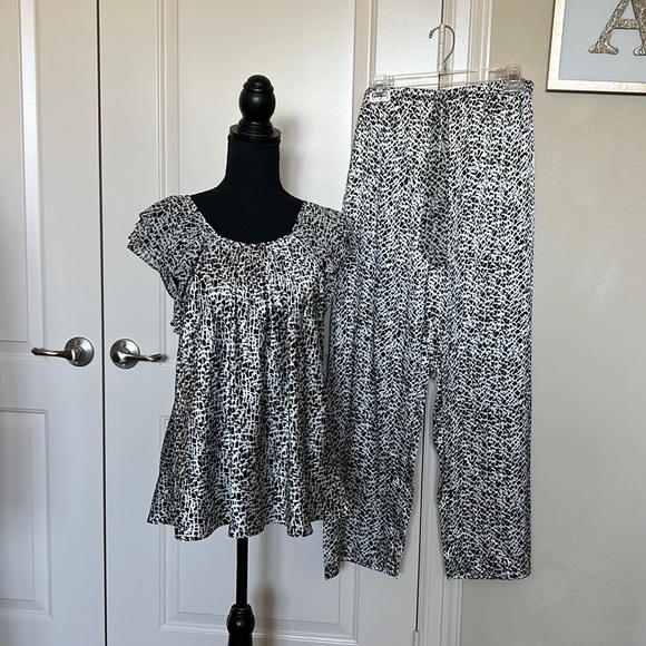 Oscar de la Renta Sleepwear Other - NWOT Oscar de la Renta satin and chiffon pajama set